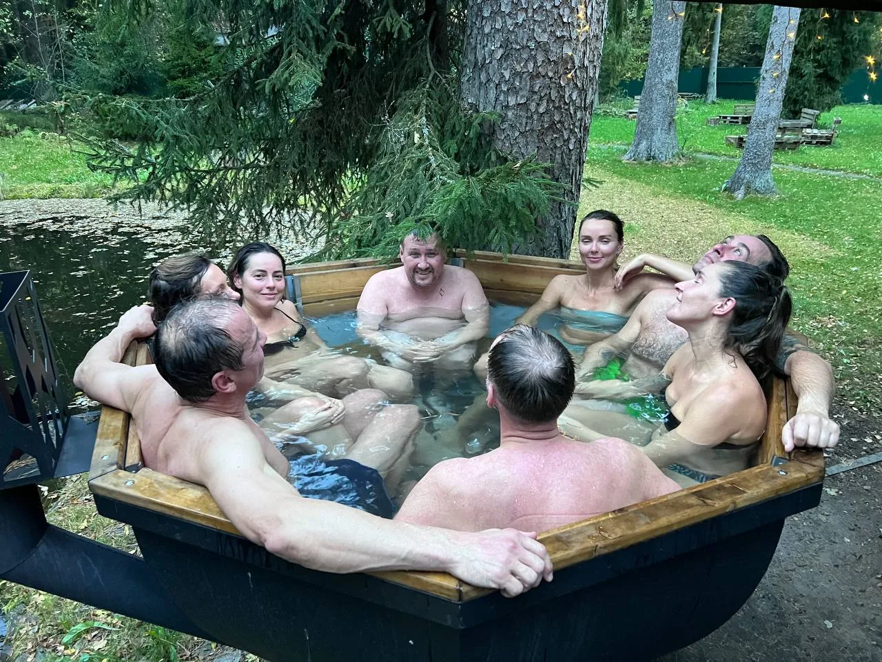 Группа отдыхает в открытой купели